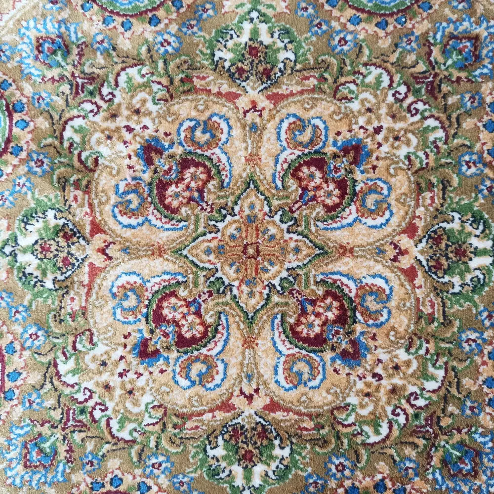 Tepe Qum Silk-teppe, detaljert nærbilde som fremhever det symmetriske mønsteret og de tykke, vevde fibrene.