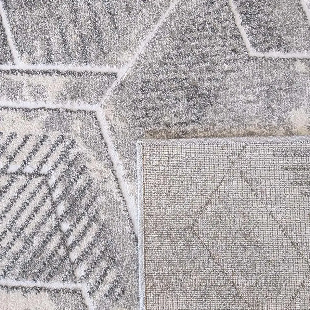 Tepe Enigma 04 grått teppe, oversiktsbilde som viser tykk lugg og sømmer på baksiden.