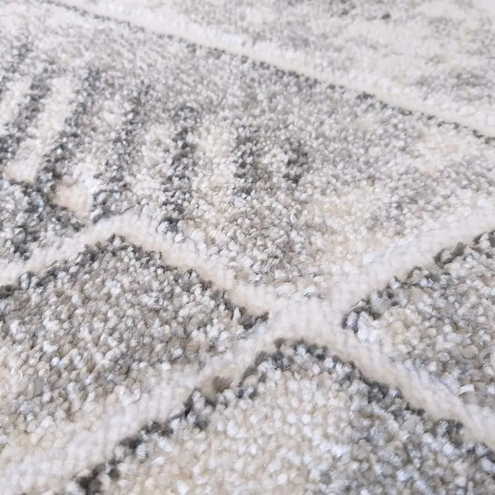 Tepe Enigma 04 grått teppe, nærbilde som fremhever geometrisk mønster og luvenes tekstur.