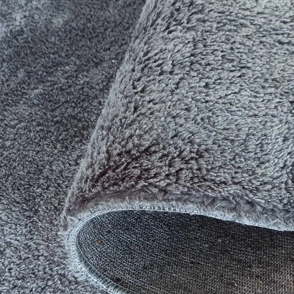Tepe Enzo antracit teppe 80 x 300 cm, nærbilde av myk overflate og synlig bakside i brettet hjørne.