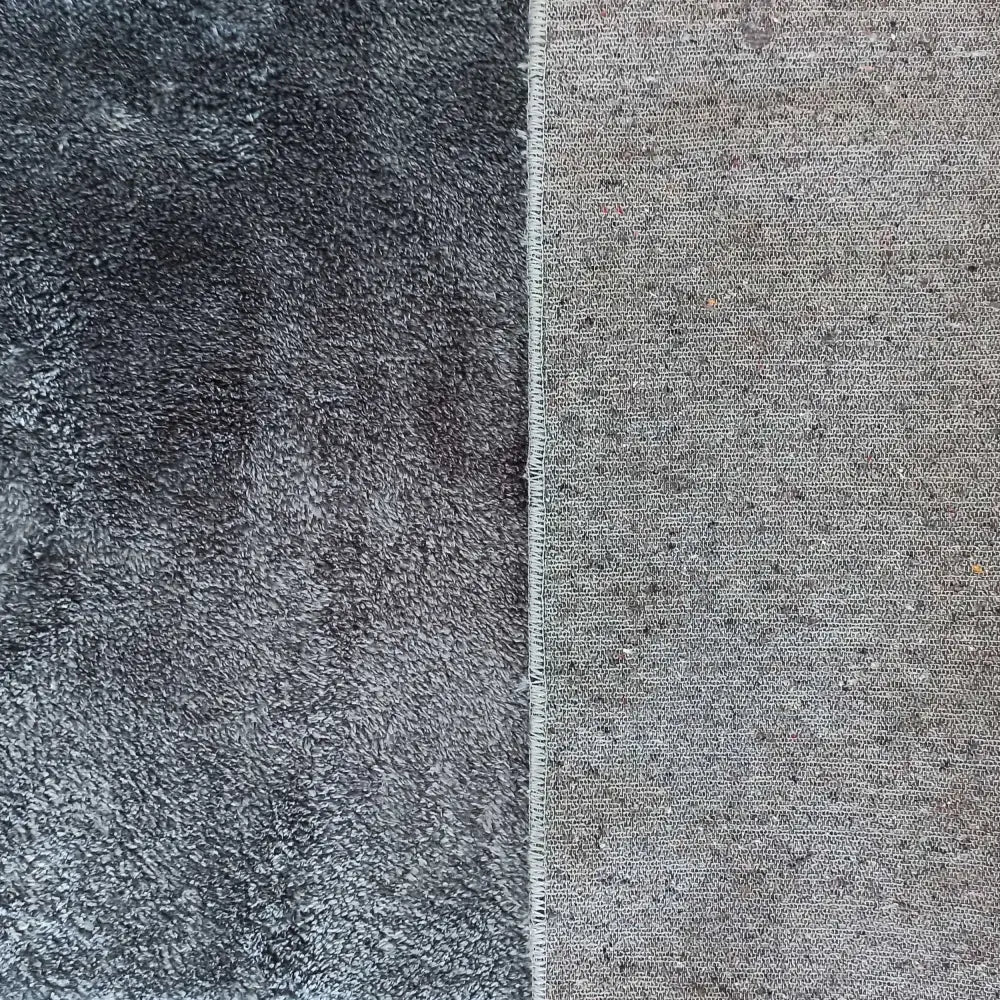 Tepe Enzo teppe i antrasitt, detaljert nærbilde som viser kontrasten mellom luvet og glatt vevd tekstil.