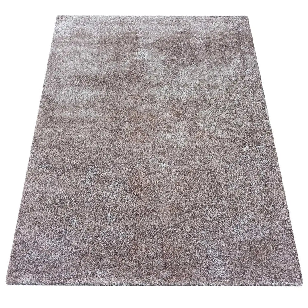 Tepe Enzo Latte teppe 160 x 230 cm, lysebrun og myk overflate sett ovenfra mot hvit bakgrunn.