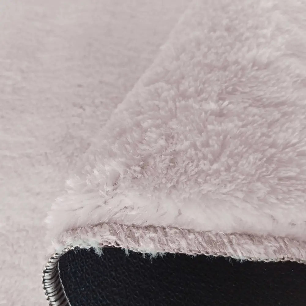 Tepe Enzo teppe, detaljert nærbilde som fremhever den myke, lyse overflaten og sklisikker underside.