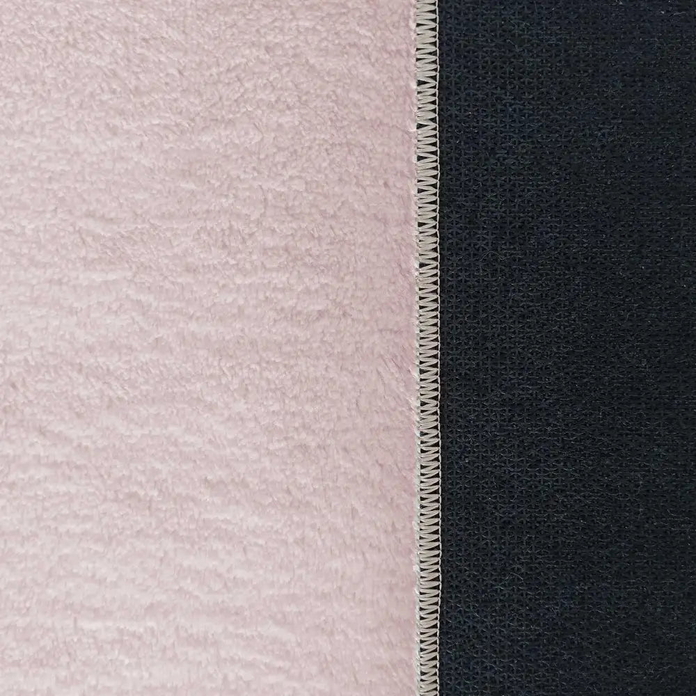 Tepe Enzo Pudder, nærbilde som fremhever rosa fleeceoverflate, sort stoff og markerte sømmer i midten.