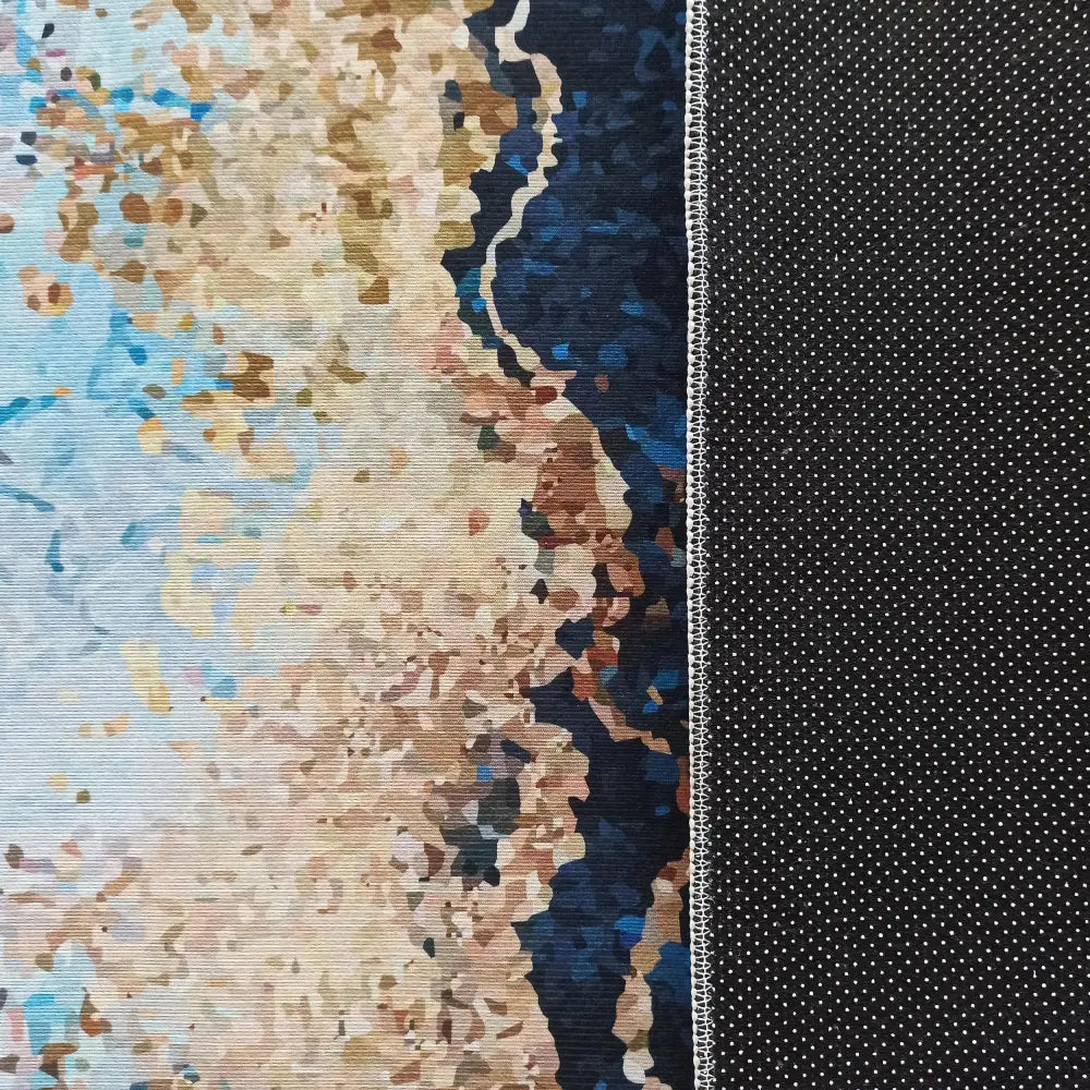 Tepe for Horeca, nærbilde av blått, beige og brunt tekstilpanel ved siden av sort panel med hvite prikker.