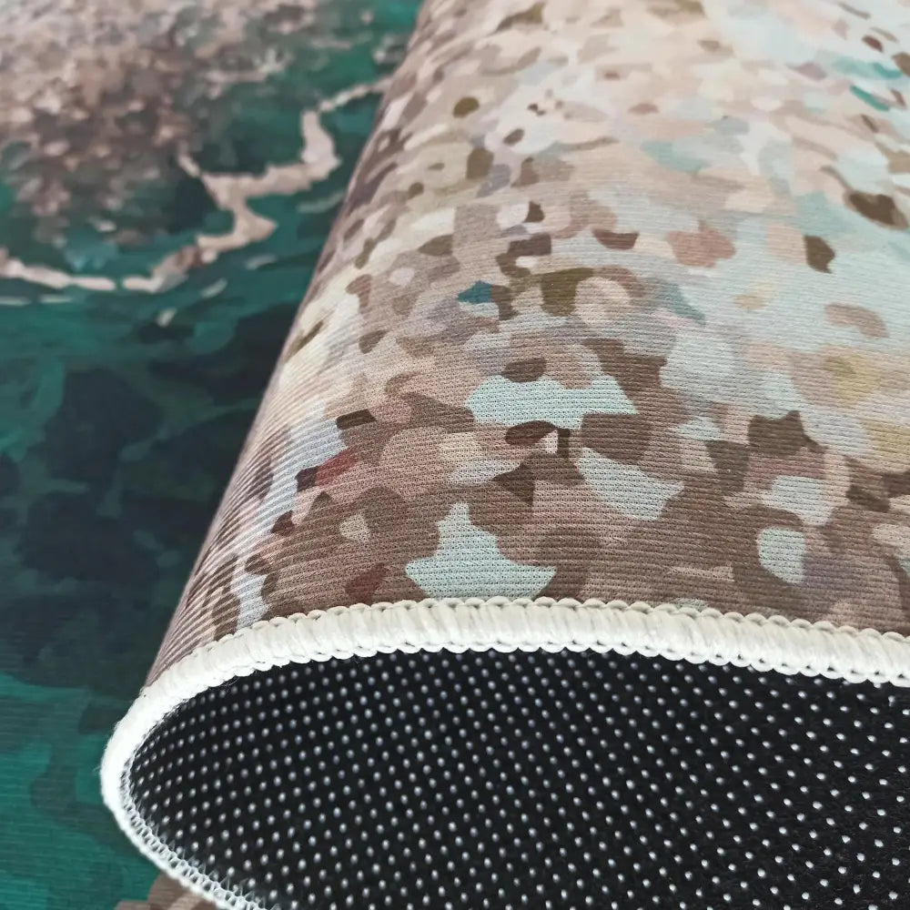 Tepe Gastronomi-Ny teppe i grønt, nærbilde av rullet teppe med kamuflasjemønster og antiskli underside.