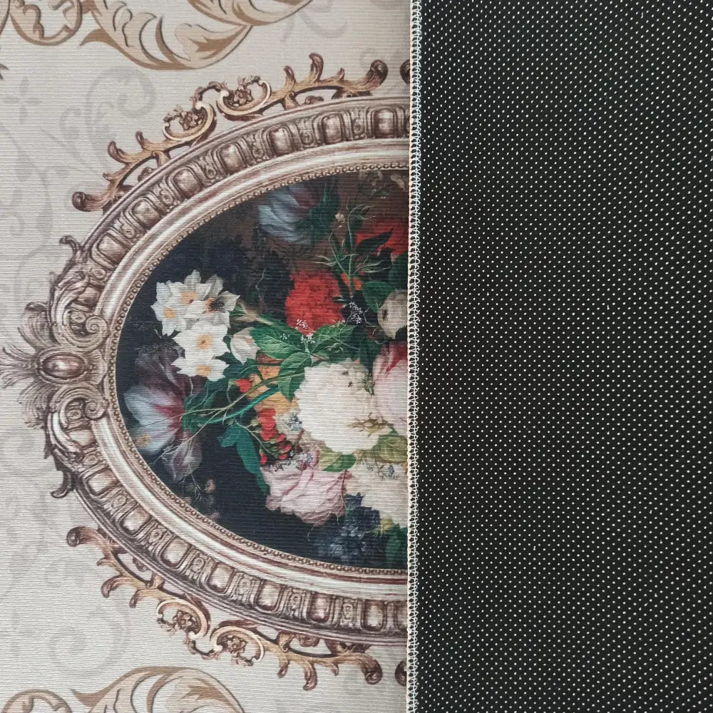 Tepe Horeca-Ny 100 beige tekstil, nærbilde av ovalt blomsterdekor og sort prikkete stoff, sett ovenfra.