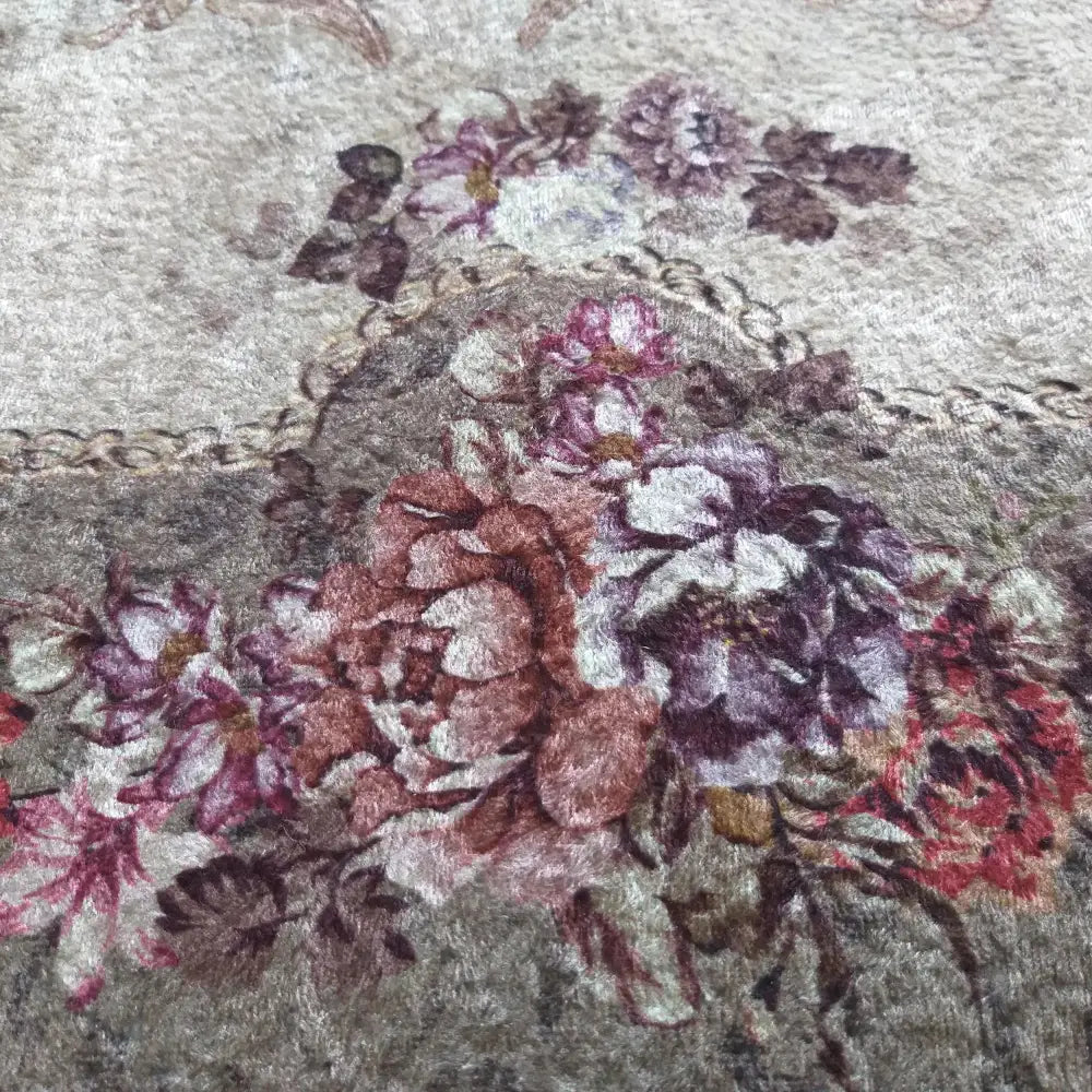 Tepe Horeca-Ny 100 brun tekstil, nærbilde av strukturert stoff med rosa og lilla blomsterprint.