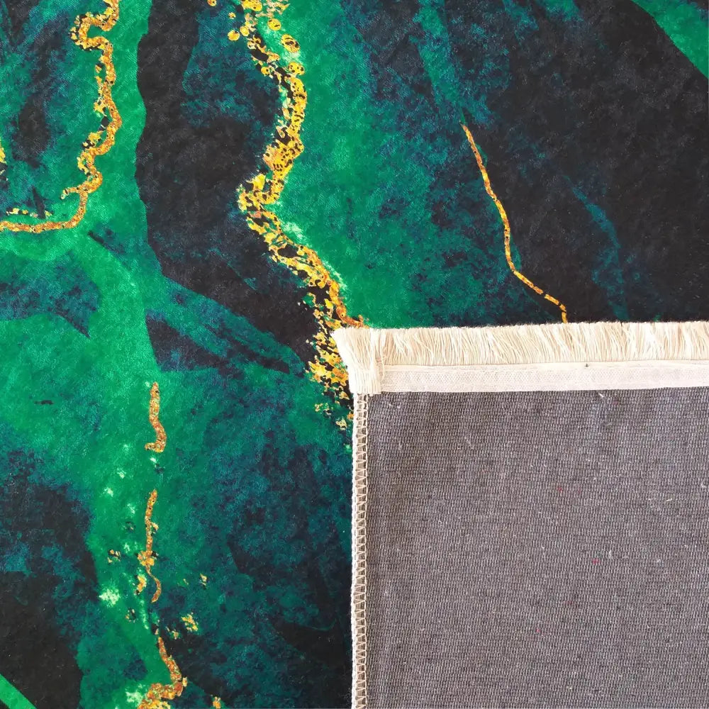 Tepe Horeca-Ny grønt teppe 160 x 220 cm, nærbilde av mønster, oppbrettet hjørne og frynser.