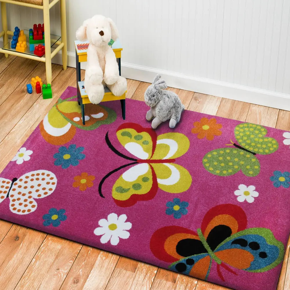Tepe Lilla barneromsteppe med fiolett bakgrunn, dekorert med sommerfugler og blomster, omgitt av leketøy.