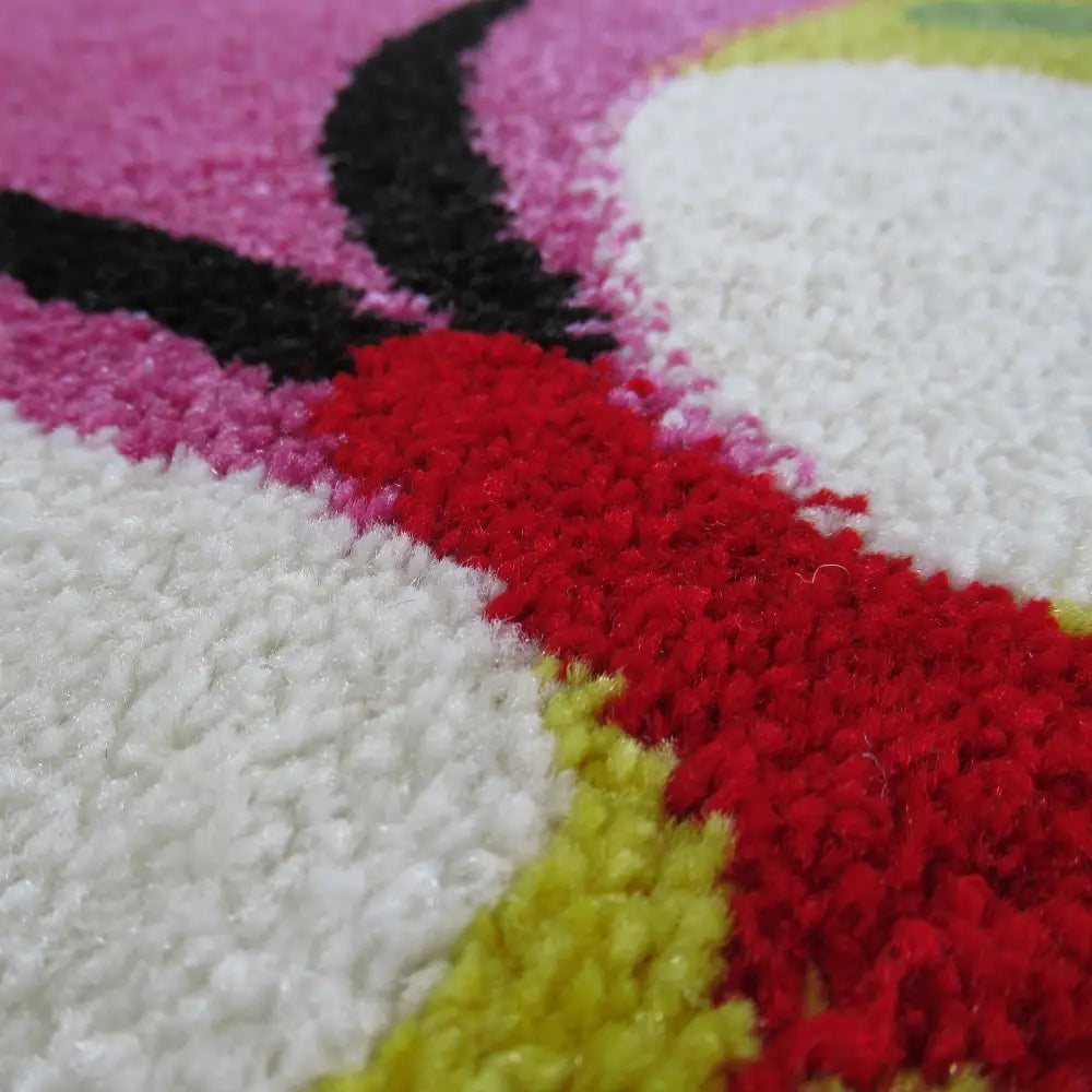 Tepe Lilla teppe nærbilde, viser tett lugg og klare fargefelt i hvitt, rødt, gult, svart, rosa og grønt.