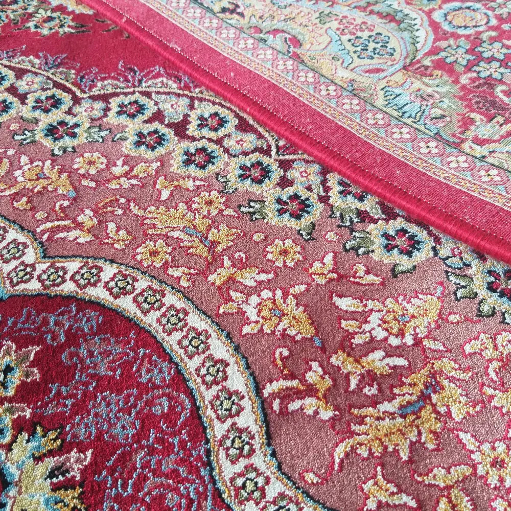 Tepe Luksuriøs Pers 01 teppe, nærbilde som fremhever røde nyanser og detaljerte blomster- og bladmønstre.