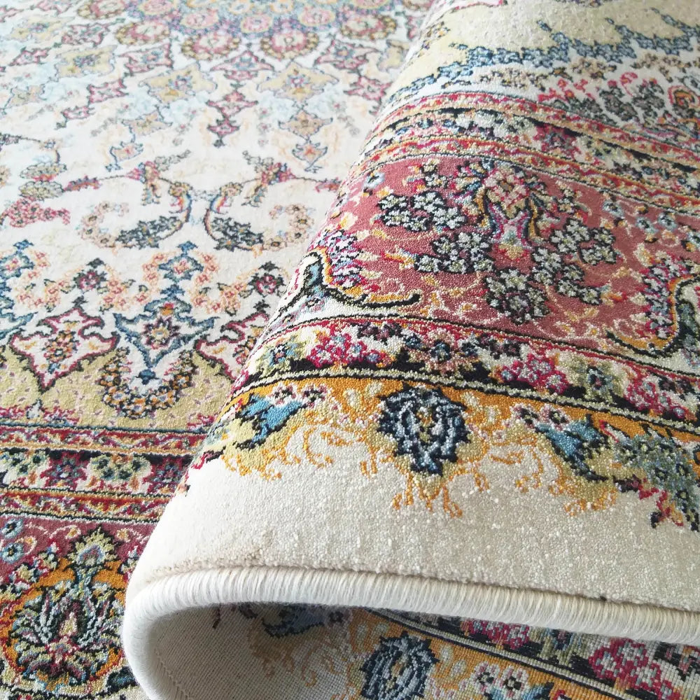 Tepe Luksuriøs Pers 02 Rose Rød teppe, nærbilde av orientalsk mønster og oppbrettet hjørne.