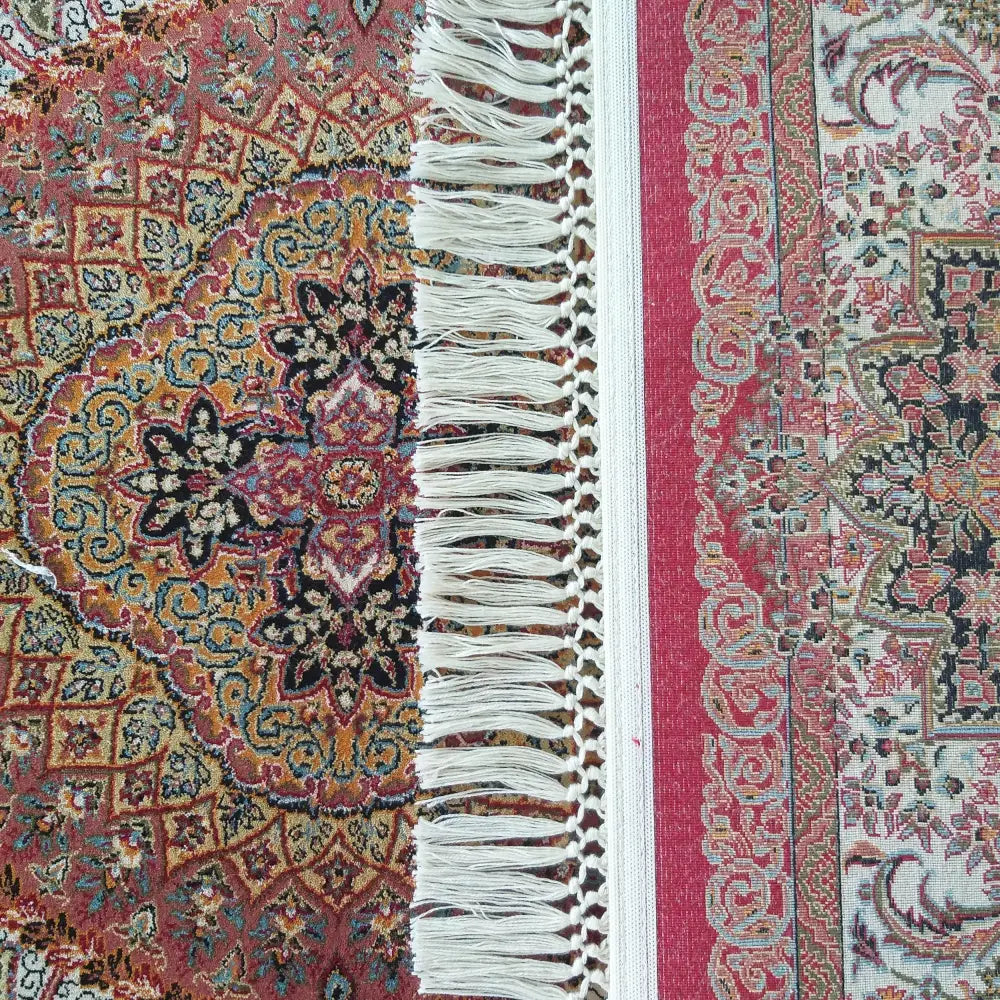 Tepe luksuriøst persisk teppe 03, nærbilde av rødt orientalsk mønster, synlige frynser og tekstur.