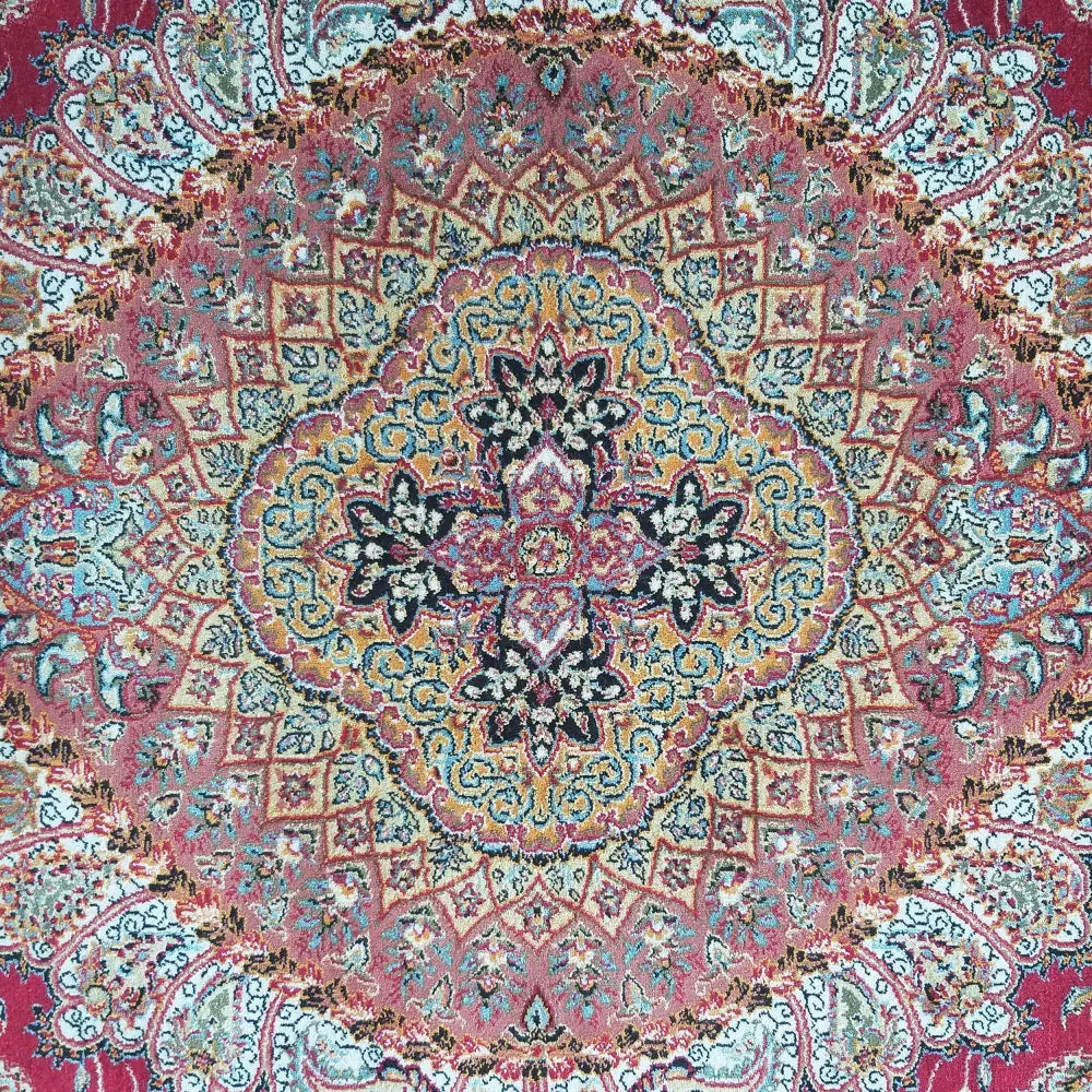 Tepe luksuriøst persisk teppe, nærbilde av midtfeltets røde, blå og gule ornamentale mønster.