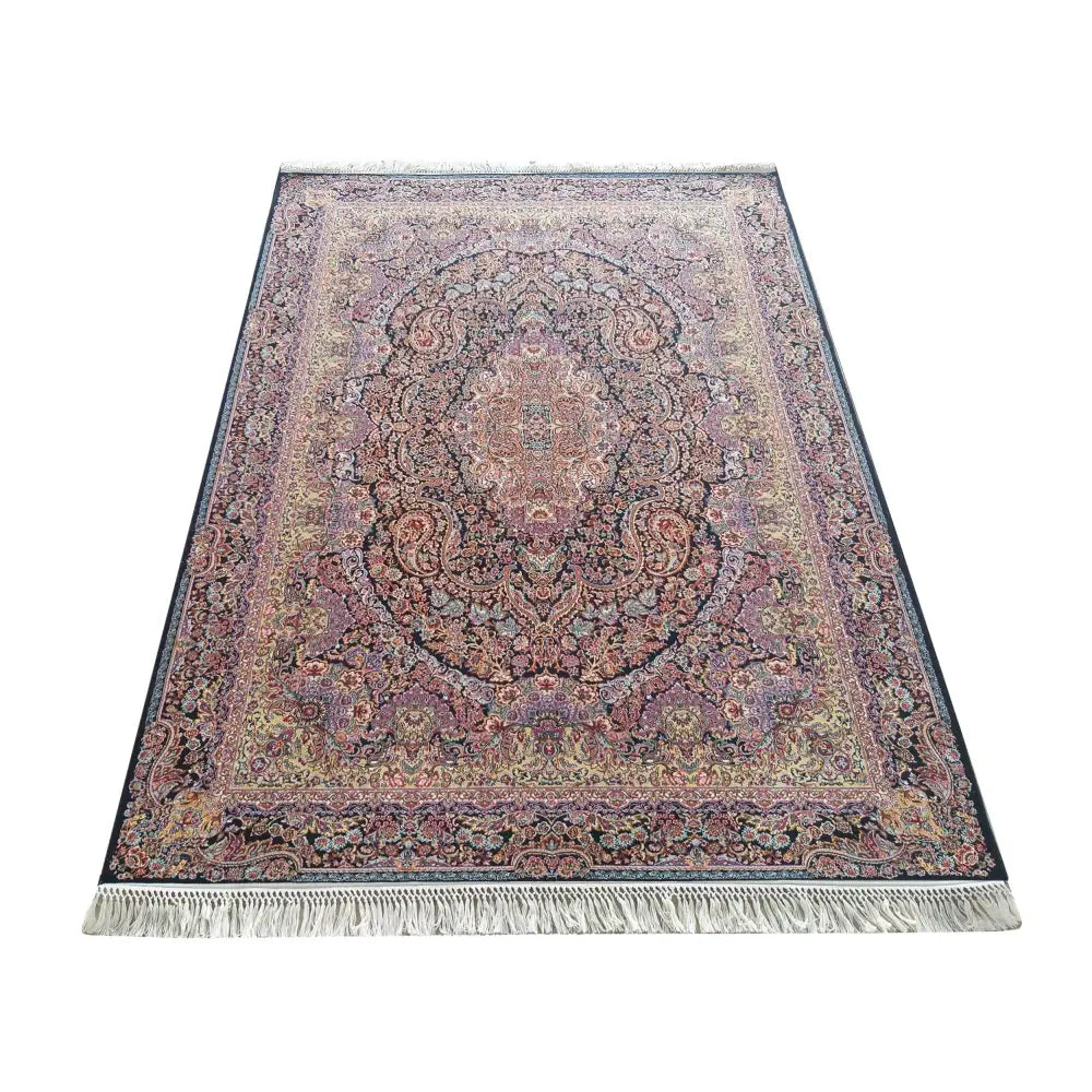 Tepe Luksuriøs Pers 06 Navy teppe, skrå oversikt som fremhever røde og blå detaljer samt knyttede frynser.