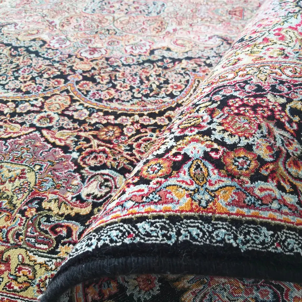 Tepe Luksuriøs Pers 06 Navy teppe, nærbilde av brettet hjørne som viser tett veving og orientalsk mønster.