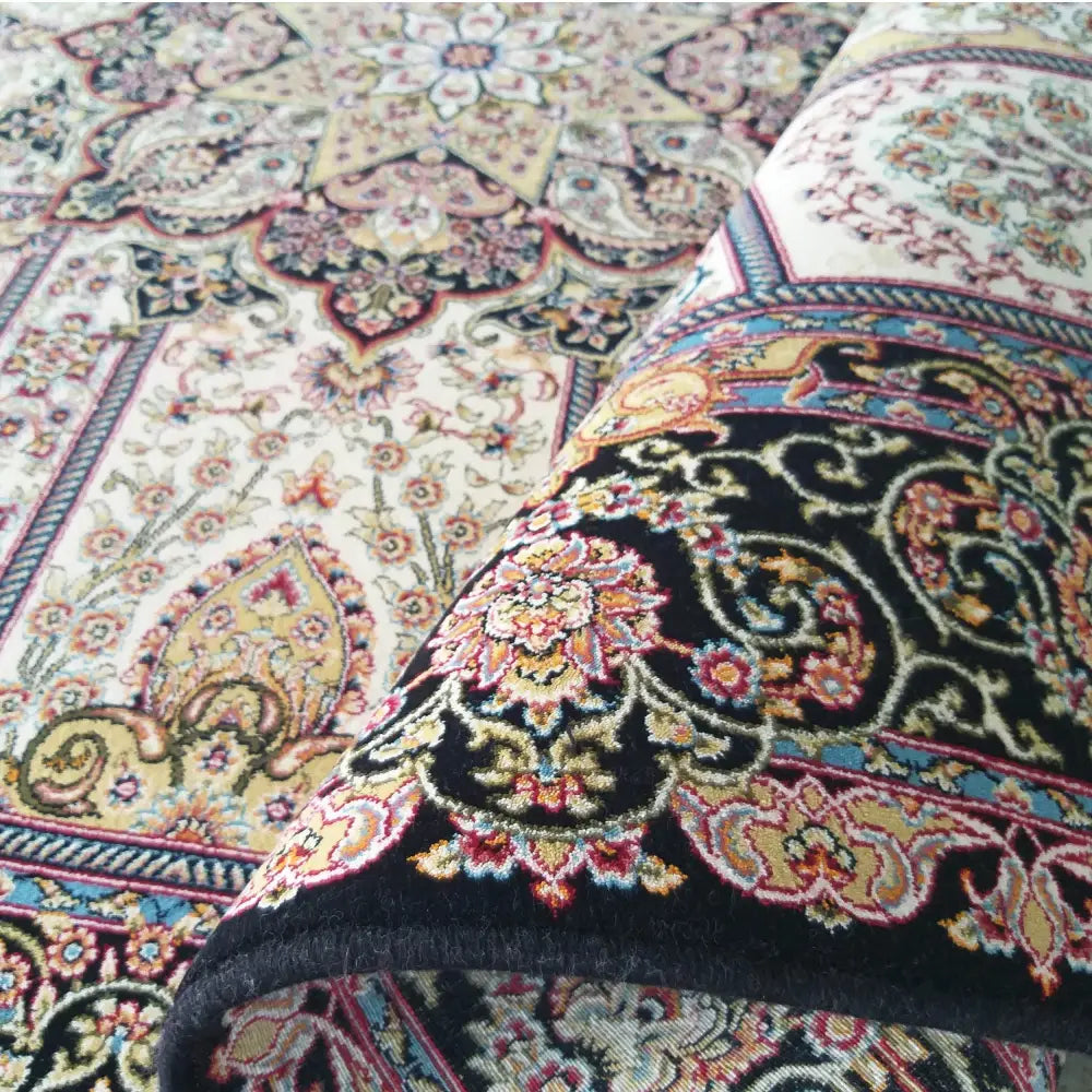 Tepe Luksuriøs Pers 09 krem teppe, nærbilde av detaljerte mønstre og synlig underside ved brett.