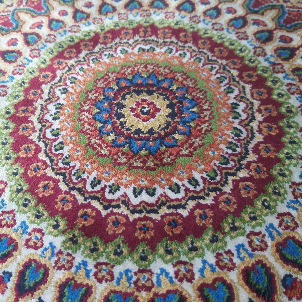 Tepe Luksuriøs Qum Silk teppe, nærbilde som fremhever det fargerike orientalske mønsteret og silkemyk tekstur.