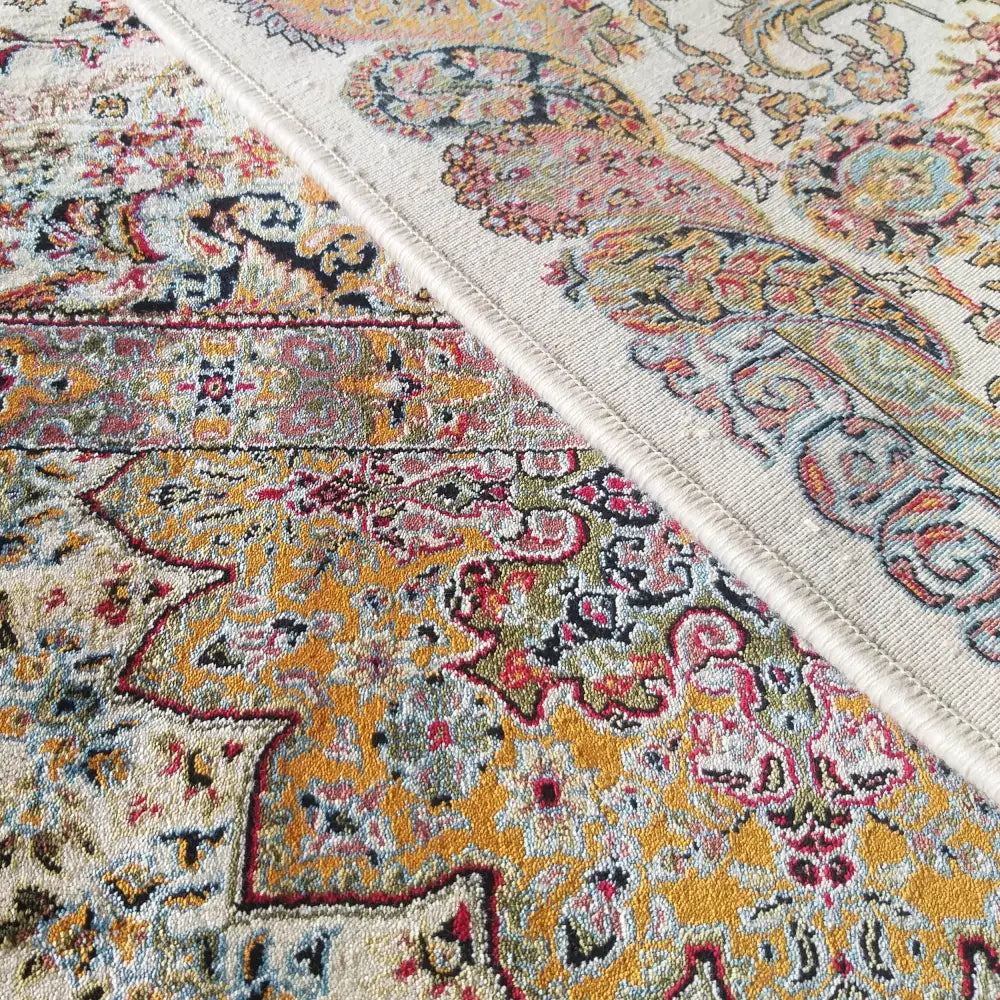 Tepe Luksuriøst Pers 03 teppe, detaljert nærbilde av kremfarget tekstur og fargerikt orientalsk mønster.