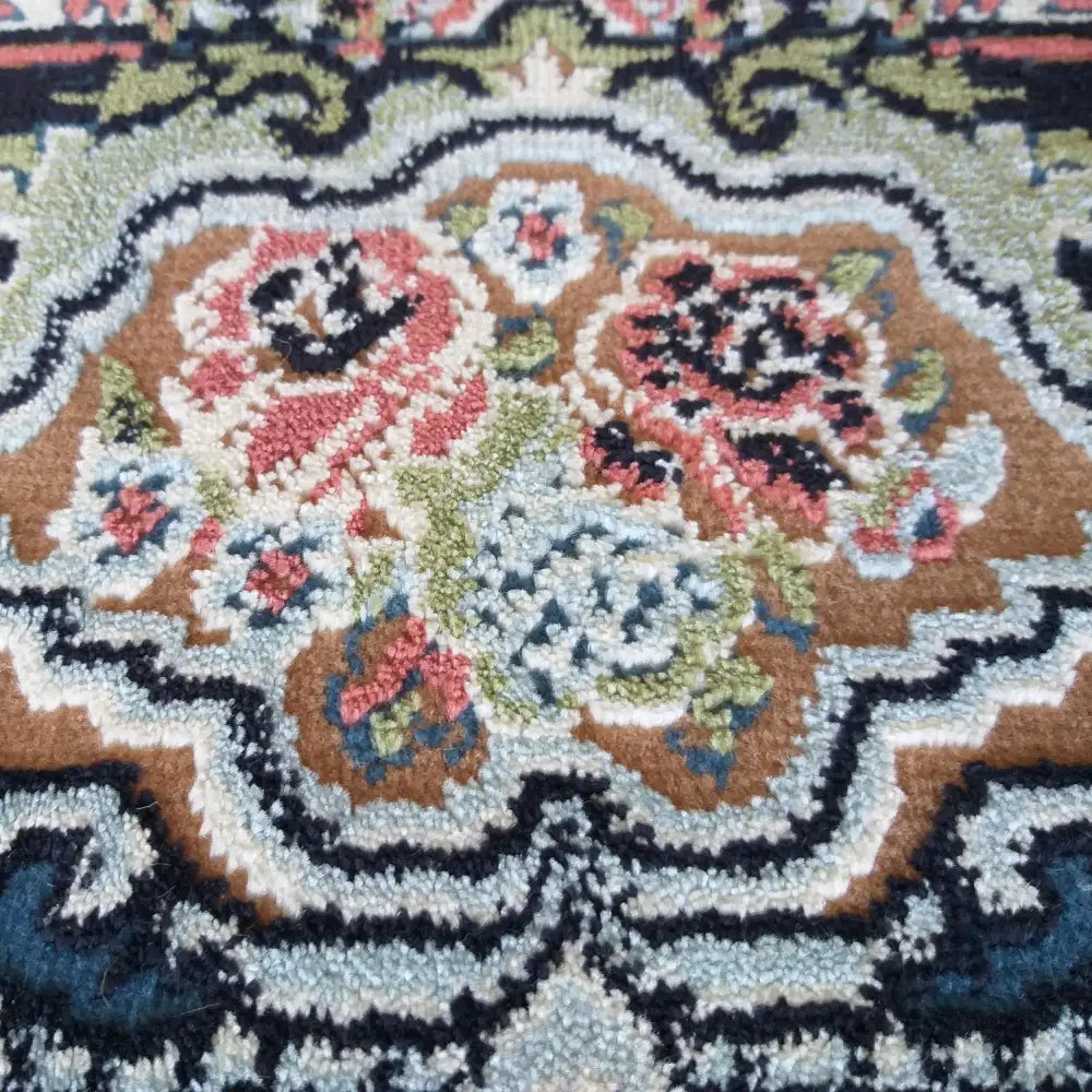 Tepe LUKSUS Irani teppe, detaljert nærbilde av blomstermønster med synlig tekstur i duse multifarger.