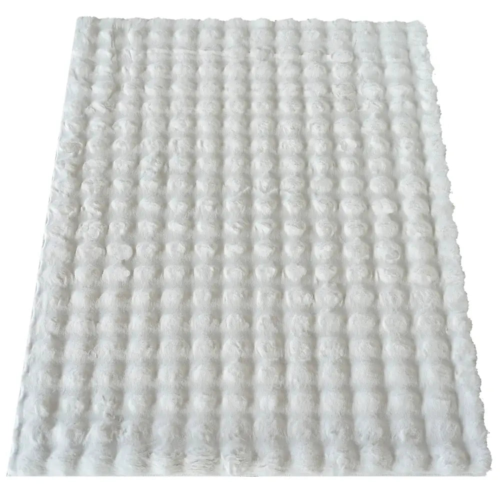 Tepe Merlin 3D hvitt teppe 200 x 290 cm, sett skrått ovenfra med fluffy overflate og strukturert rutemønster.