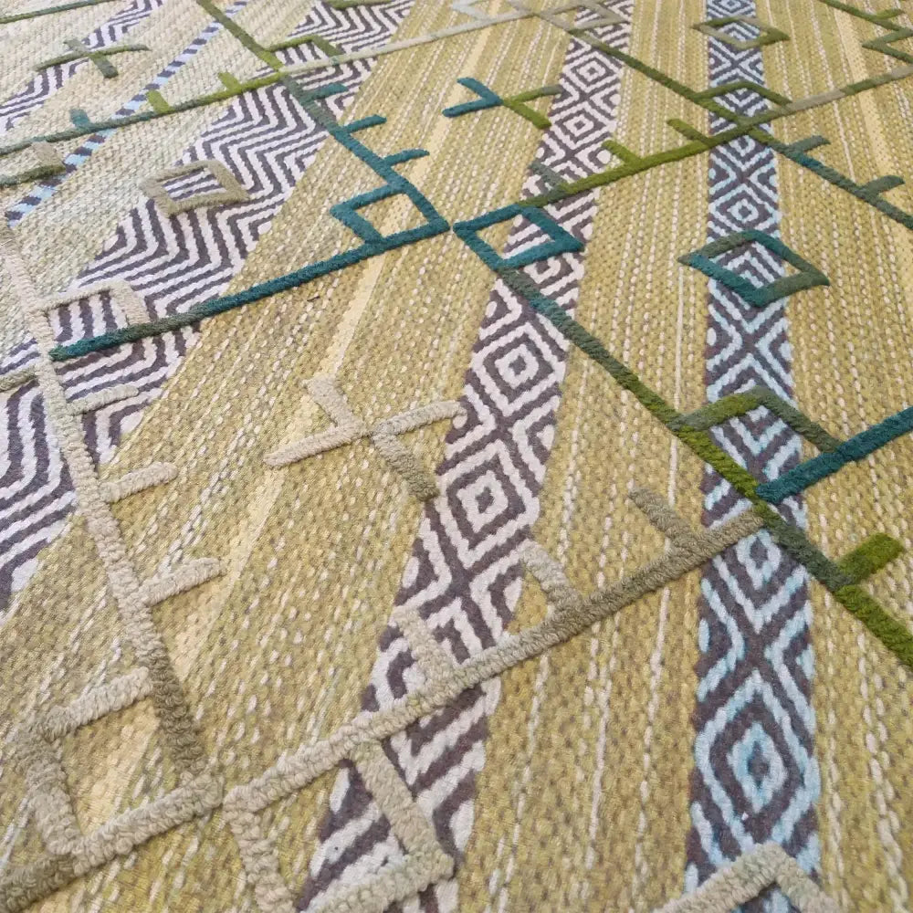 Tepe Moderne Hipnotisk teppe, nærbilde som fremhever det geometriske mønsteret og teksturen i stoffet.