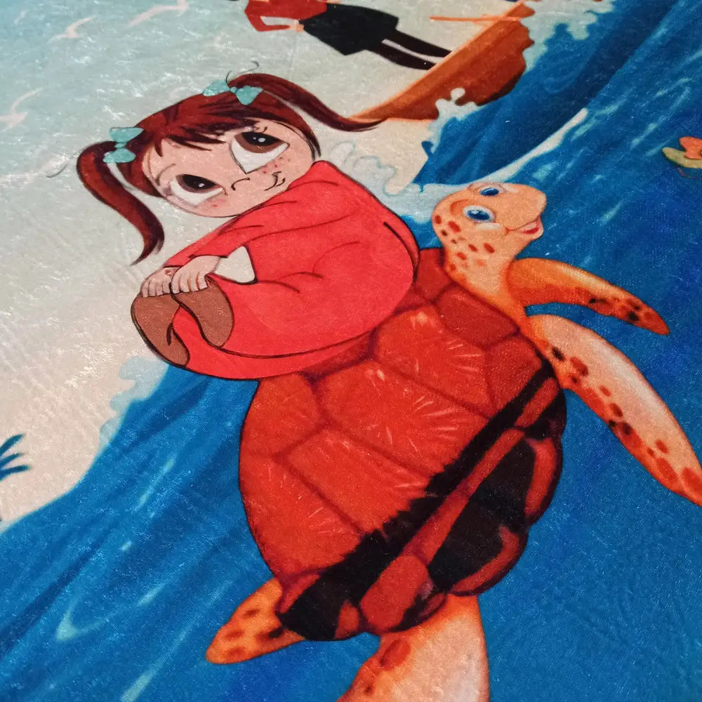 Tepe Bambino teppe 120 x 180 cm, jente i rød drakt rir skilpadde på blå havbakgrunn med fargerike detaljer.