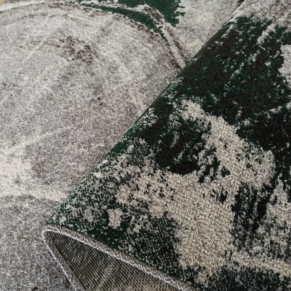 Tepe Otto 04 teppe, nærbilde av tett lugg og kantefinish i grå, kremhvit og mørkegrønn struktur.