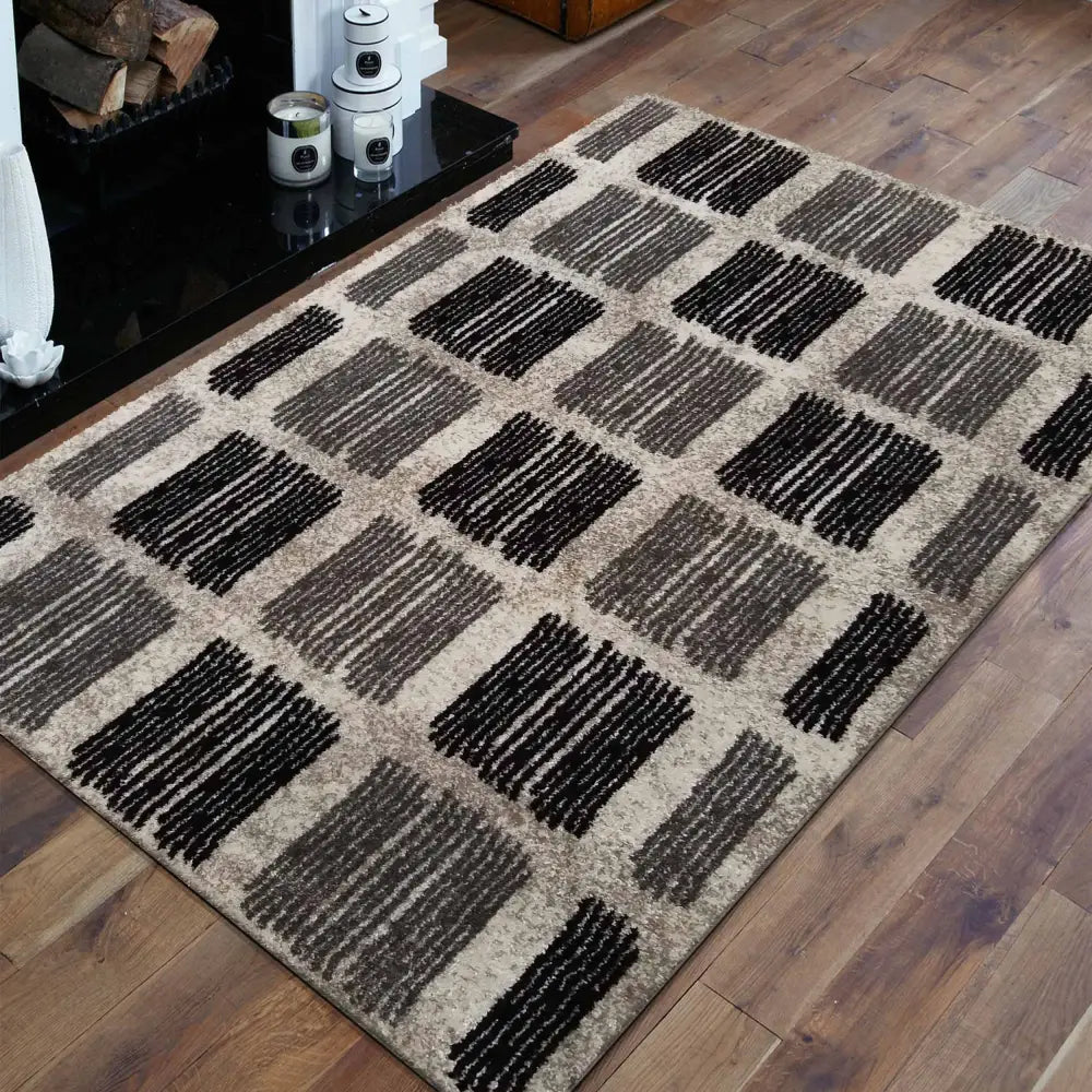 Tepe Panamero 08 grått teppe 160 x 220 cm, rutemønster og struktur, skrått på parkett ved peis.