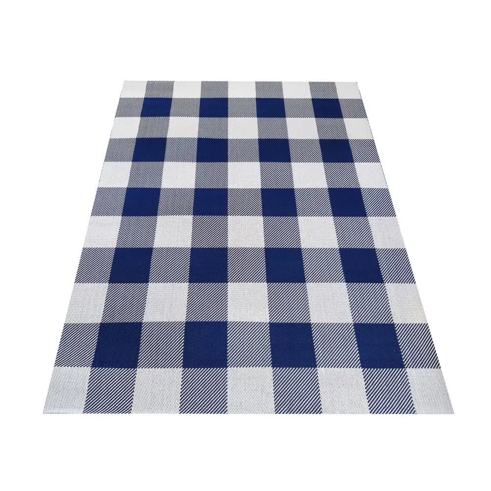 Tepe Patio 13 teppe i blått og hvitt, rutete mønster og synlig tekstilstruktur, sett skrått ovenfra.