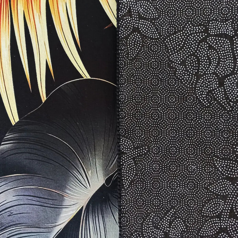 Tepe svart og gull tekstil, detalj av blomsterprint i svart og gult ved siden av sort stoff med hvite prikker.