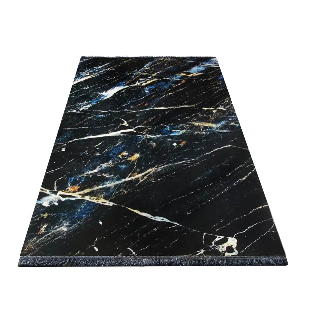 Tepe svart og gull teppe 180 x 280 cm, marmormønster med hvite, blå og gule årer, frynser synlig.