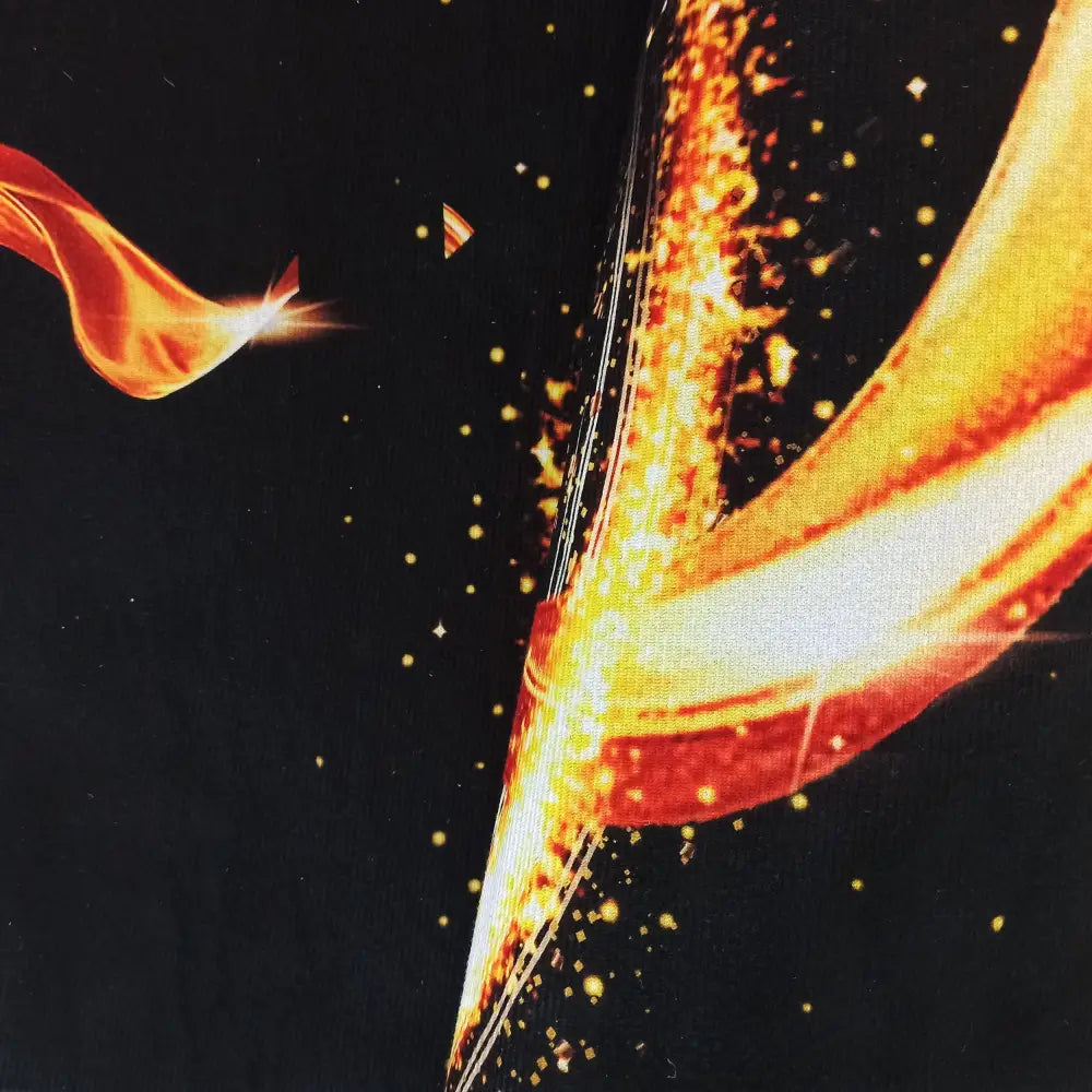 Tepe teppe svart med glødende oransje og gule detaljer, nærbilde av tekstur og gnist-effekt.