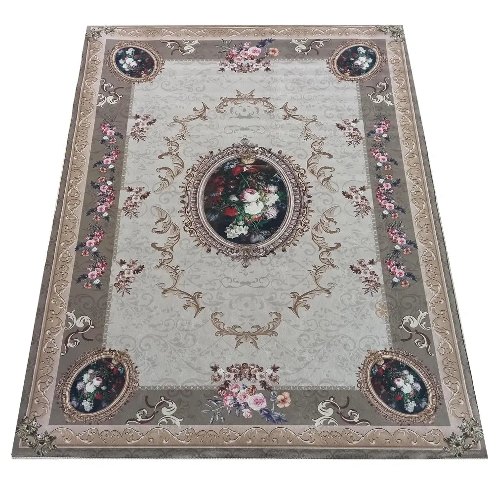 Beige teppe 120 x 180 cm med blomster- og medaljongmønster, detaljerte kanter, sett ovenfra.