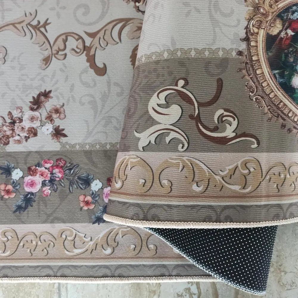 Tepe til restauranter, nærbilde av beige tekstil med barokk- og blomstermønster, brettet hjørne viser sort underside.