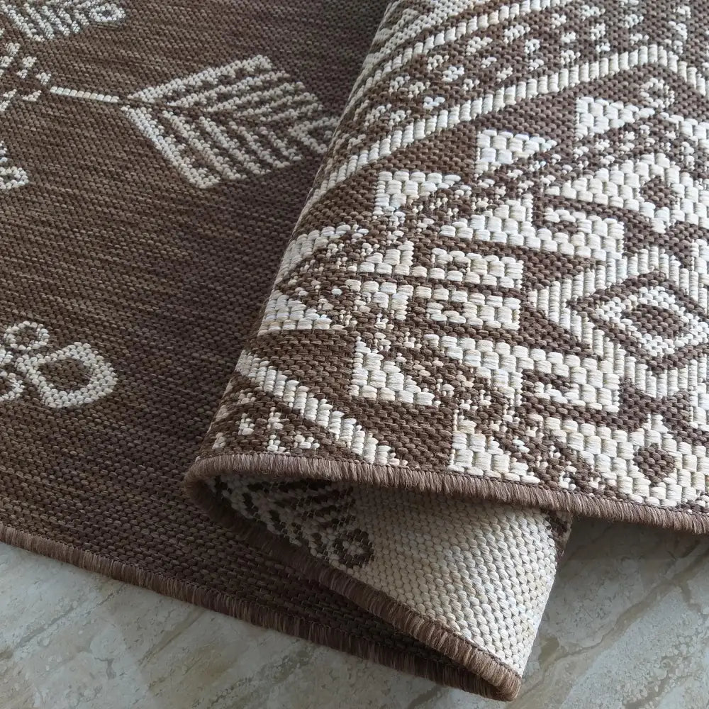 Brunt og beige Tepe Tofargen Dobleks Zara-teppe, nærbilde som viser grov veving og mønster på begge sider.