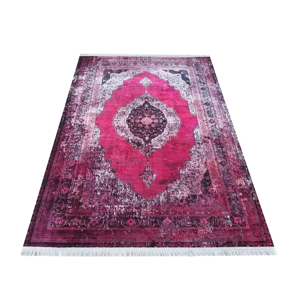 Tepe Vintage 200 rosa teppe 160 x 230 cm, orientalsk mønster med midtmedaljong og hvite frynser, skrå vinkel.