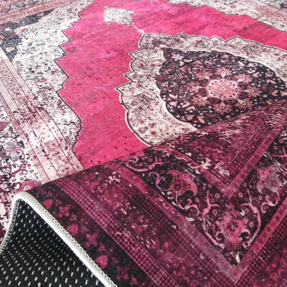 Tepe Vintage 200 teppe i rosa og burgunder, skråvisning med hjørne brettet opp som viser undersiden.