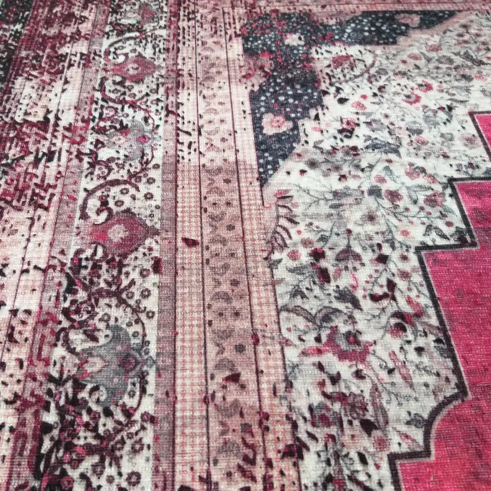 Tepe Vintage 200 ROSA teppe, nærbilde av tekstur med røde og rosa orientalske blomster- og geometrimønstre.