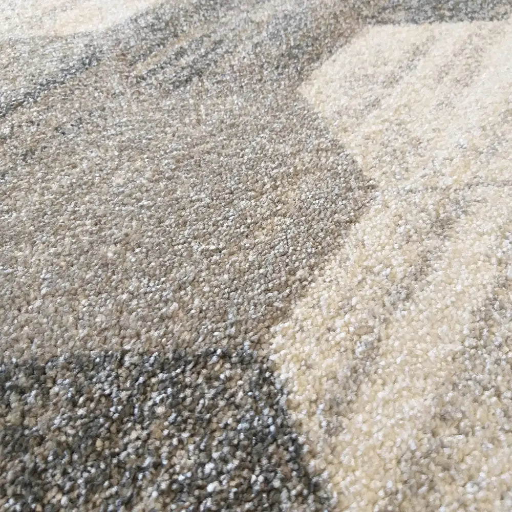 Tepe Vista 02 teppe, nærbilde som fremhever den korte luggen og grå, beige og kremhvite fargetoner.