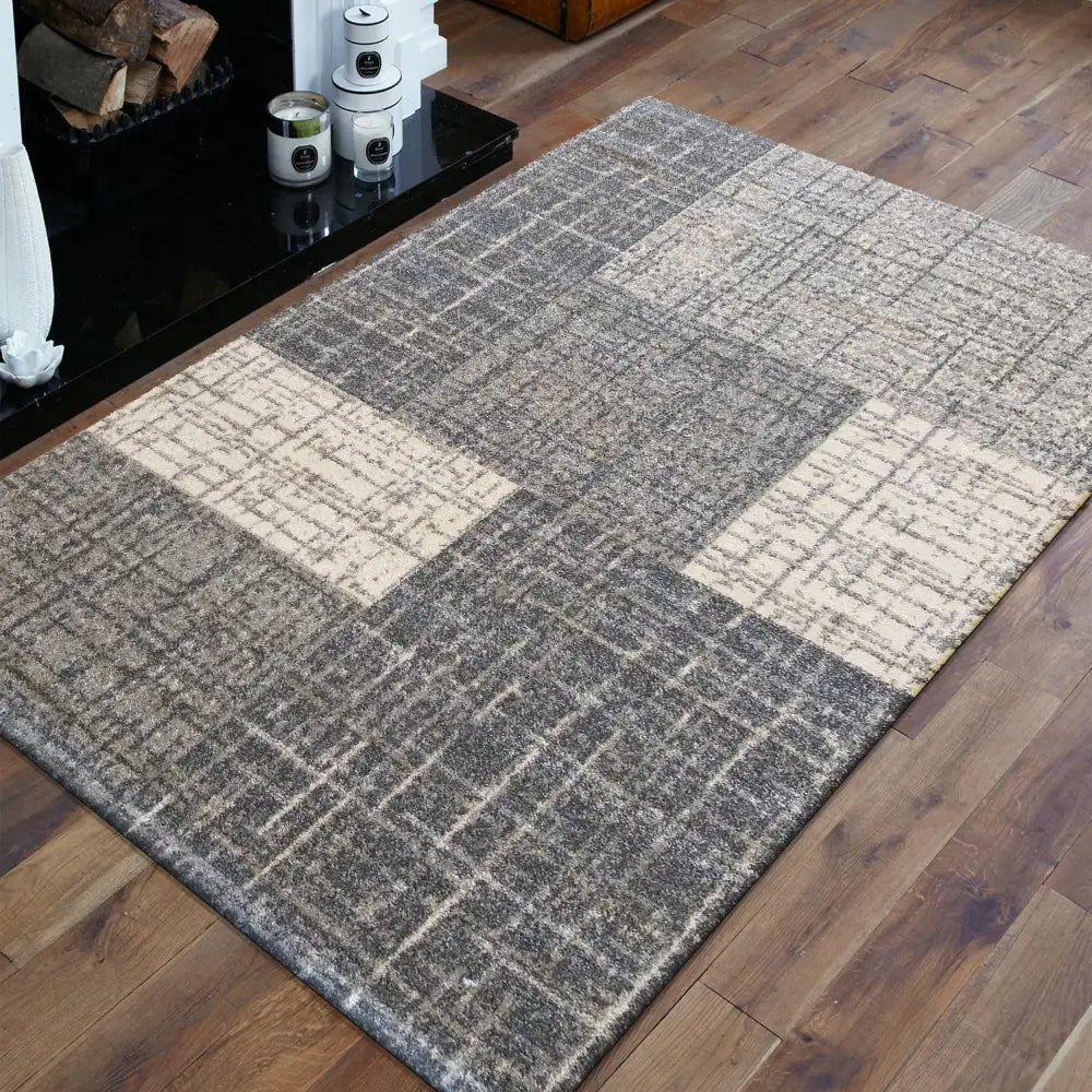 Tepe Vista 03 grått teppe 160 x 220 cm, rutemønster og teksturert overflate på tregulv.