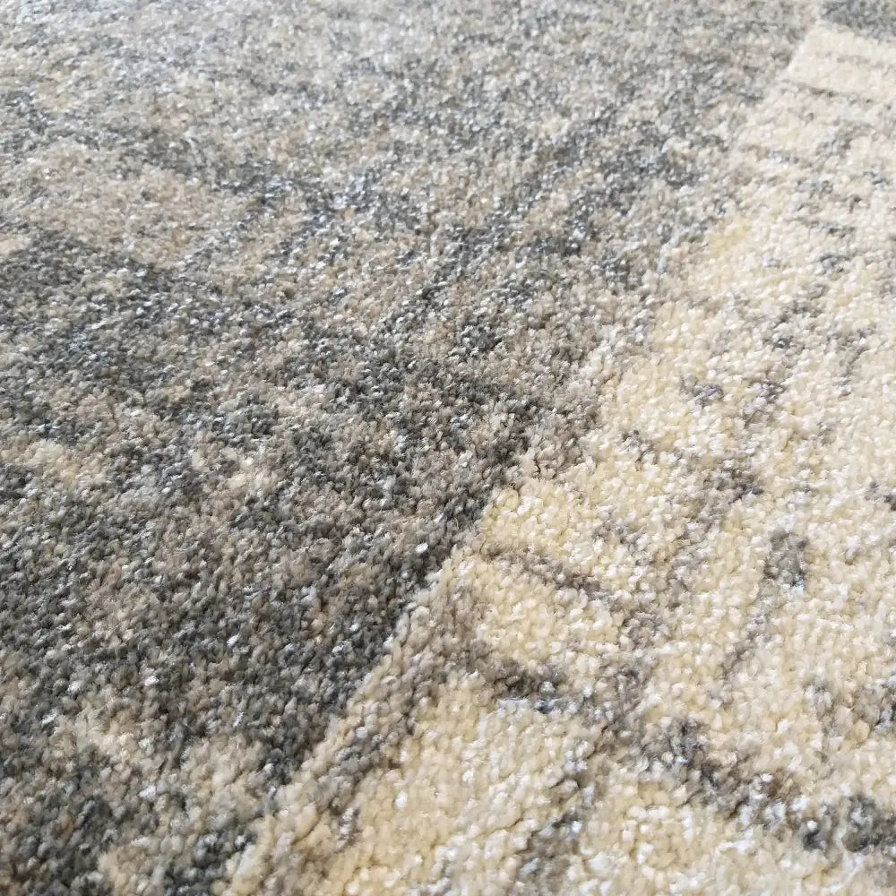 Tepe Vista 03 grått teppe, detaljert nærbilde som fremhever ulltekstur og mønstret overflate i grå og beige.