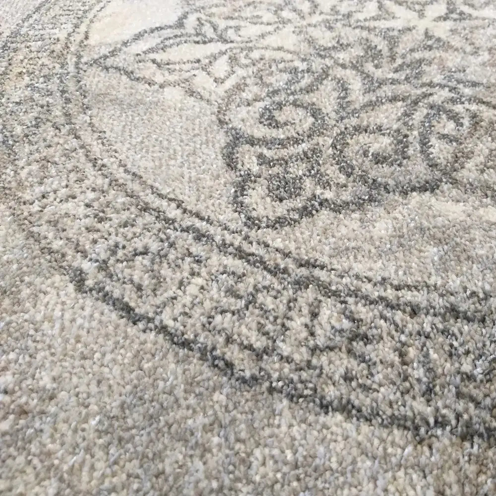 Tepe Vista 04 grått teppe, nærbilde som fremhever orientalsk mønster og myk tekstur i beige og grå toner.