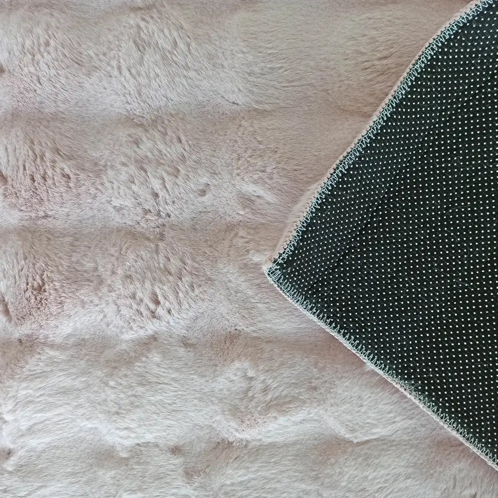 Tepedesign Merlin 3D Rosa, detaljert nærbilde av myk plysj og antiskli-prikker på undersiden.