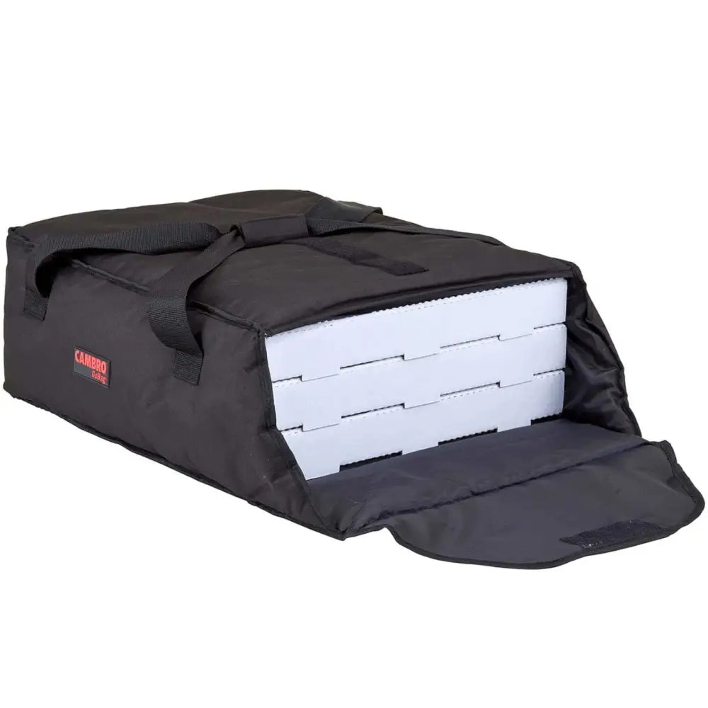 Termisk bærbar CAMBRO bag, skråvisning med åpen klaff som avslører stablede pizzakartonger og bærehåndtak.