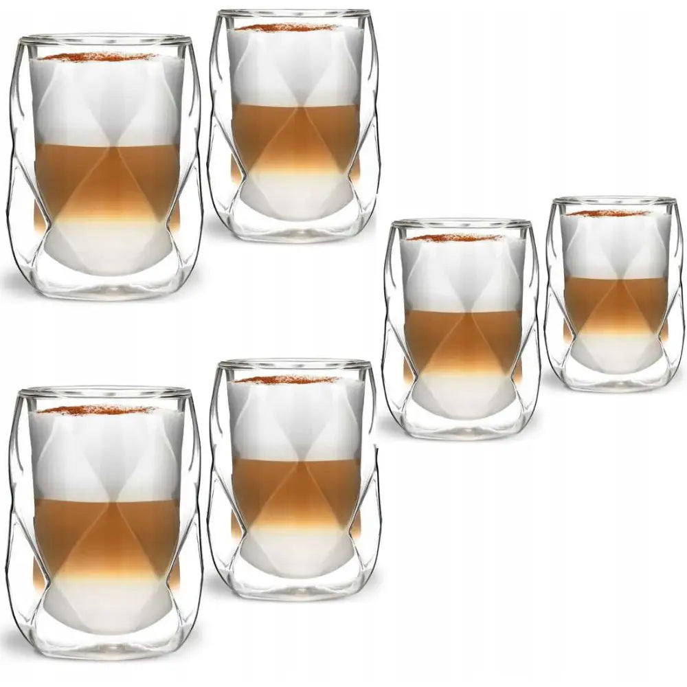 Termisk glassett med seks fasetterte doble glass, fylt med lagdelt kaffe, sett forfra med isolerende design.