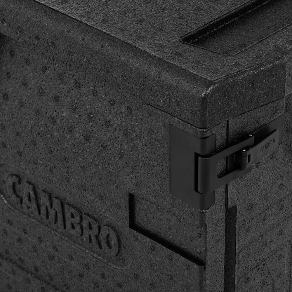 Termisk isolert beholder, nærbilde av hjørne med synlig hengsel, preget logo og grovkornet plastoverflate.