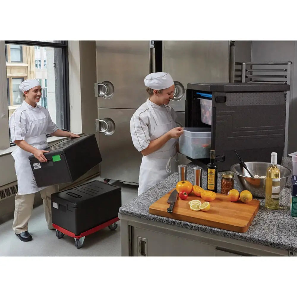 Termisk isolert beholder med frontmatning, åpnet av kokk som tar ut plastboks i storkjøkken.