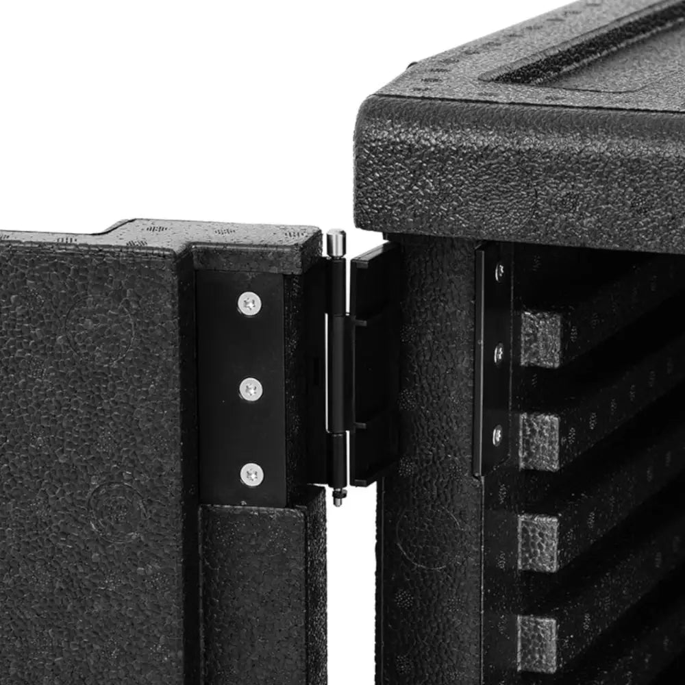 Termisk isolert beholder, nærbilde av åpen dør med synlige metallhengsler og innvendige hyller.